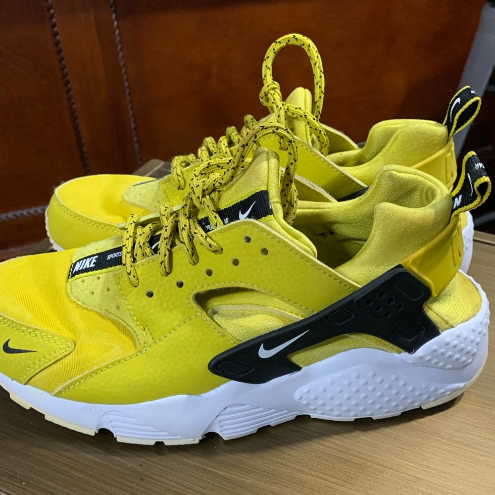 Nike Yellow Huaraches w/ Nike logo across them
